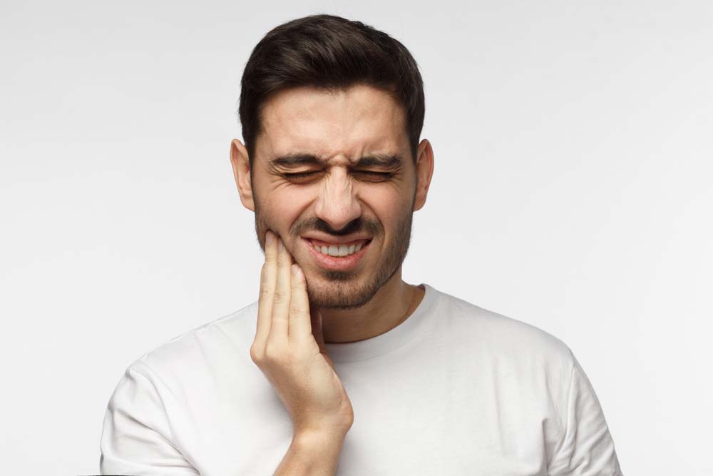 clínica-dental-bravo-murillo-madrid-atm-señor-con-dolor-de-madíbula