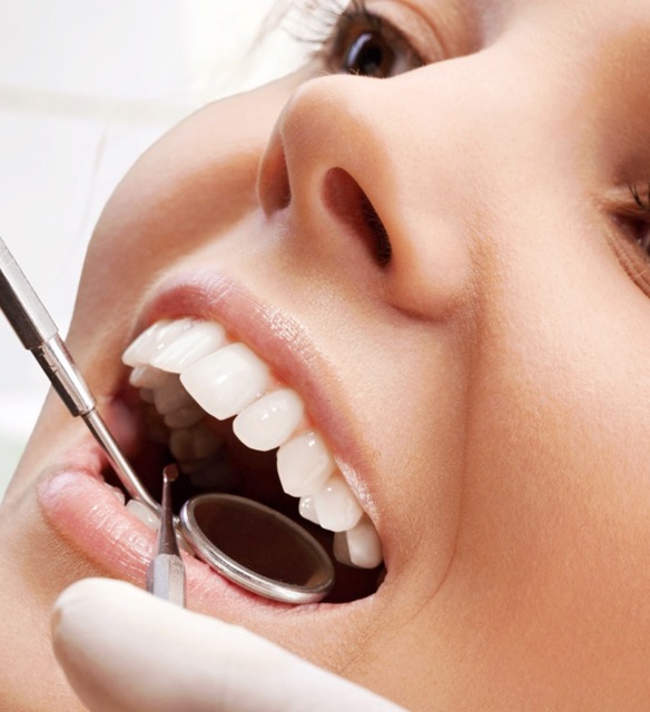 clínica-dental-bravo-murillo-madrid-revisando-sonrisa